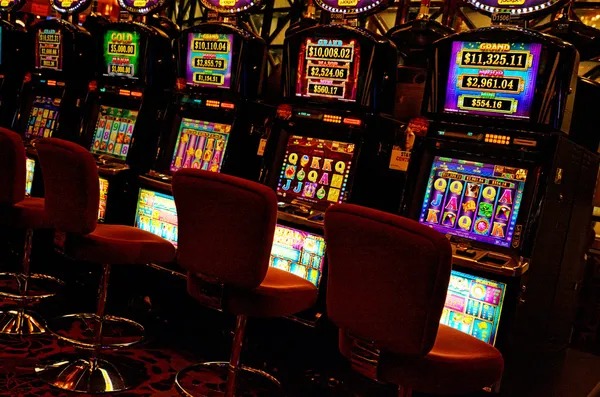 golden 189 mobile app interface showing live-dealer tables and sportsbook markets